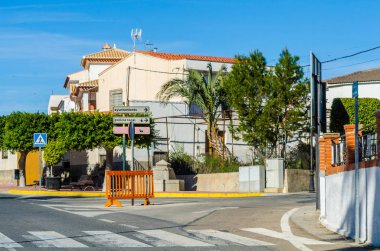 Antas, İspanya - 26 Ocak 2019 boş İspanyol sokaklarda Almeria, eski Endülüs karakteristik mimarisi yanında küçük bir kasabasında