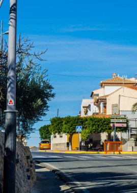 Antas, İspanya - 26 Ocak 2019 boş İspanyol sokaklarda Almeria, eski Endülüs karakteristik mimarisi yanında küçük bir kasabasında