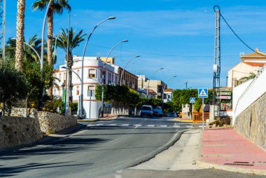 Antas, İspanya - 26 Ocak 2019 boş İspanyol sokaklarda Almeria, eski Endülüs karakteristik mimarisi yanında küçük bir kasabasında