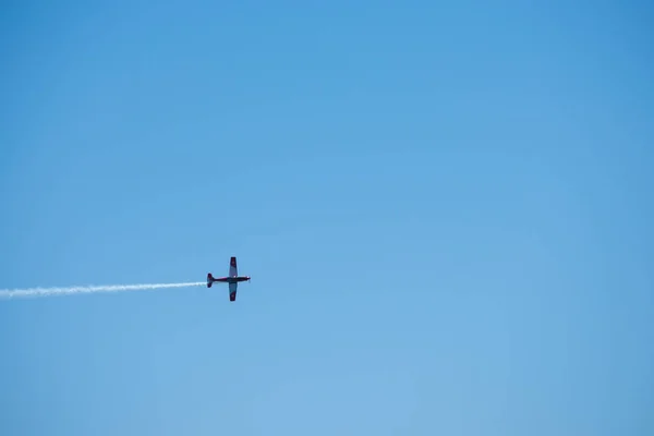 マールに スペインの海辺の町のビーチ アンダルシアのアクロバット飛行の航空ショーで飛行機 2018 — ストック写真