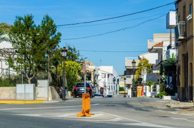 Antas, İspanya - 26 Ocak 2019 boş İspanyol sokaklarda Almeria, eski Endülüs karakteristik mimarisi yanında küçük bir kasabasında