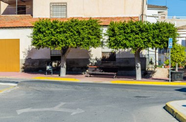 Antas, İspanya - 26 Ocak 2019 boş İspanyol sokaklarda Almeria, eski Endülüs karakteristik mimarisi yanında küçük bir kasabasında