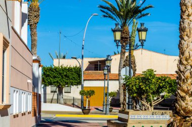 Antas, İspanya - 26 Ocak 2019 boş İspanyol sokaklarda Almeria, eski Endülüs karakteristik mimarisi yanında küçük bir kasabasında