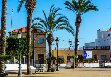 Antas, İspanya - 26 Ocak 2019 boş İspanyol sokaklarda Almeria, eski Endülüs karakteristik mimarisi yanında küçük bir kasabasında