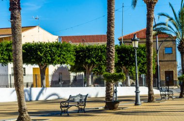 Antas, İspanya - 26 Ocak 2019 boş İspanyol sokaklarda Almeria, eski Endülüs karakteristik mimarisi yanında küçük bir kasabasında