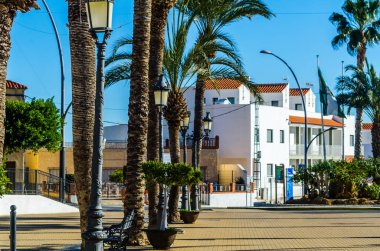 Antas, İspanya - 26 Ocak 2019 boş İspanyol sokaklarda Almeria, eski Endülüs karakteristik mimarisi yanında küçük bir kasabasında