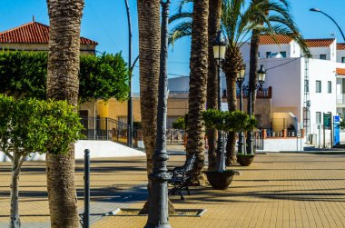 Antas, İspanya - 26 Ocak 2019 boş İspanyol sokaklarda Almeria, eski Endülüs karakteristik mimarisi yanında küçük bir kasabasında