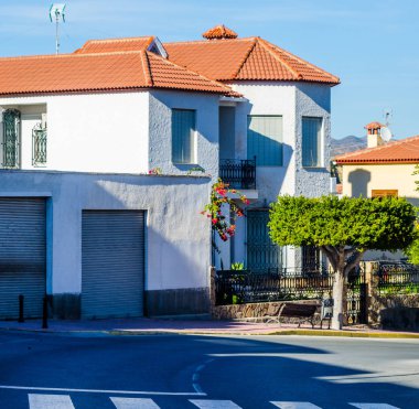 Antas, İspanya - 26 Ocak 2019 boş İspanyol sokaklarda Almeria, eski Endülüs karakteristik mimarisi yanında küçük bir kasabasında