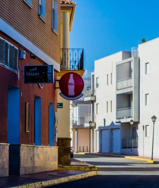 Antas, İspanya - 26 Ocak 2019 boş İspanyol sokaklarda Almeria, eski Endülüs karakteristik mimarisi yanında küçük bir kasabasında