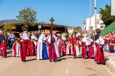 Velez Malaga, İspanya - 27 Mart 2018 insanlar geçit töreninde kutsal hafta İspanyol bir şehirde, Paskalya katılan