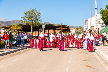 Velez Malaga, İspanya - 27 Mart 2018 insanlar geçit töreninde kutsal hafta İspanyol bir şehirde, Paskalya katılan