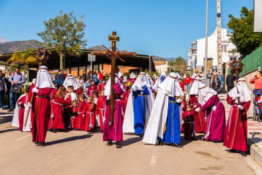 Velez Malaga, İspanya - 27 Mart 2018 insanlar geçit töreninde kutsal hafta İspanyol bir şehirde, Paskalya katılan