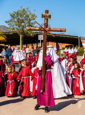 Velez Malaga, İspanya - 27 Mart 2018 insanlar geçit töreninde kutsal hafta İspanyol bir şehirde, Paskalya katılan