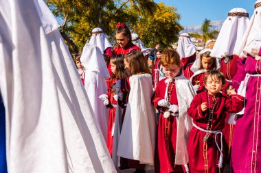 Velez Malaga, İspanya - 27 Mart 2018 insanlar geçit töreninde kutsal hafta İspanyol bir şehirde, Paskalya katılan