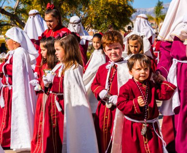 Velez Malaga, İspanya - 27 Mart 2018 insanlar geçit töreninde kutsal hafta İspanyol bir şehirde, Paskalya katılan