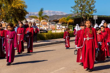 Velez Malaga, İspanya - 27 Mart 2018 insanlar geçit töreninde kutsal hafta İspanyol bir şehirde, Paskalya katılan