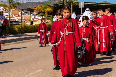 Velez Malaga, İspanya - 27 Mart 2018 insanlar geçit töreninde kutsal hafta İspanyol bir şehirde, Paskalya katılan
