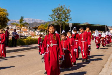Velez Malaga, İspanya - 27 Mart 2018 insanlar geçit töreninde kutsal hafta İspanyol bir şehirde, Paskalya katılan