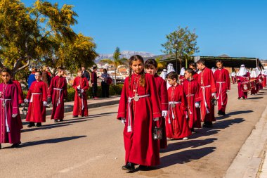 Velez Malaga, İspanya - 27 Mart 2018 insanlar geçit töreninde kutsal hafta İspanyol bir şehirde, Paskalya katılan