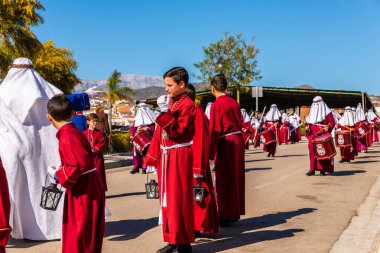 Velez Malaga, İspanya - 27 Mart 2018 insanlar geçit töreninde kutsal hafta İspanyol bir şehirde, Paskalya katılan
