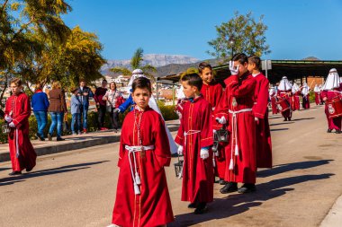 Velez Malaga, İspanya - 27 Mart 2018 insanlar geçit töreninde kutsal hafta İspanyol bir şehirde, Paskalya katılan