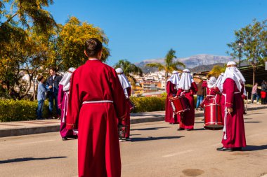 Velez Malaga, İspanya - 27 Mart 2018 insanlar geçit töreninde kutsal hafta İspanyol bir şehirde, Paskalya katılan