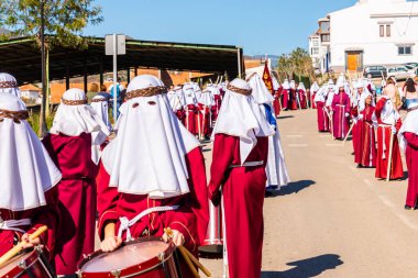 Velez Malaga, İspanya - 27 Mart 2018 insanlar geçit töreninde kutsal hafta İspanyol bir şehirde, Paskalya katılan