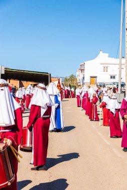 Velez Malaga, İspanya - 27 Mart 2018 insanlar geçit töreninde kutsal hafta İspanyol bir şehirde, Paskalya katılan