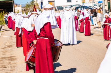 Velez Malaga, İspanya - 27 Mart 2018 insanlar geçit töreninde kutsal hafta İspanyol bir şehirde, Paskalya katılan