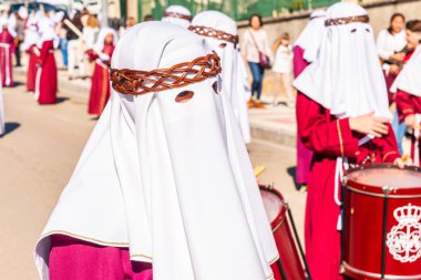 Velez Malaga, İspanya - 27 Mart 2018 insanlar geçit töreninde kutsal hafta İspanyol bir şehirde, Paskalya katılan