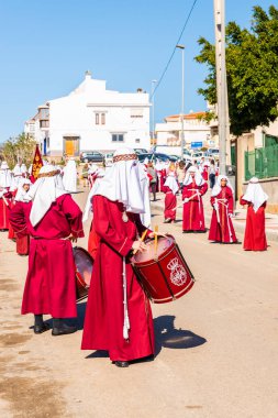 Velez Malaga, İspanya - 27 Mart 2018 insanlar geçit töreninde kutsal hafta İspanyol bir şehirde, Paskalya katılan