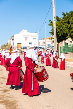 Velez Malaga, İspanya - 27 Mart 2018 insanlar geçit töreninde kutsal hafta İspanyol bir şehirde, Paskalya katılan