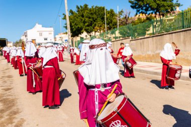 Velez Malaga, İspanya - 27 Mart 2018 insanlar geçit töreninde kutsal hafta İspanyol bir şehirde, Paskalya katılan