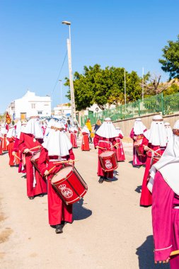 Velez Malaga, İspanya - 27 Mart 2018 insanlar geçit töreninde kutsal hafta İspanyol bir şehirde, Paskalya katılan