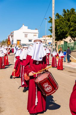 Velez Malaga, İspanya - 27 Mart 2018 insanlar geçit töreninde kutsal hafta İspanyol bir şehirde, Paskalya katılan