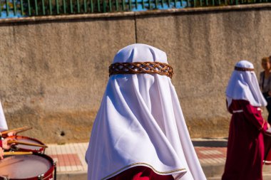 Velez Malaga, İspanya - 27 Mart 2018 insanlar geçit töreninde kutsal hafta İspanyol bir şehirde, Paskalya katılan