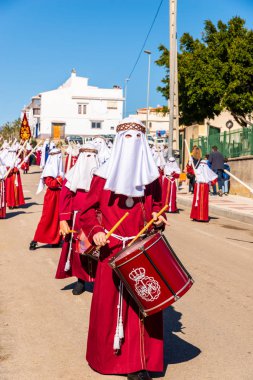 Velez Malaga, İspanya - 27 Mart 2018 insanlar geçit töreninde kutsal hafta İspanyol bir şehirde, Paskalya katılan