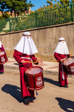 Velez Malaga, İspanya - 27 Mart 2018 insanlar geçit töreninde kutsal hafta İspanyol bir şehirde, Paskalya katılan