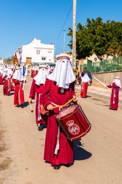 Velez Malaga, İspanya - 27 Mart 2018 insanlar geçit töreninde kutsal hafta İspanyol bir şehirde, Paskalya katılan