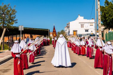 Velez Malaga, İspanya - 27 Mart 2018 insanlar geçit töreninde kutsal hafta İspanyol bir şehirde, Paskalya katılan