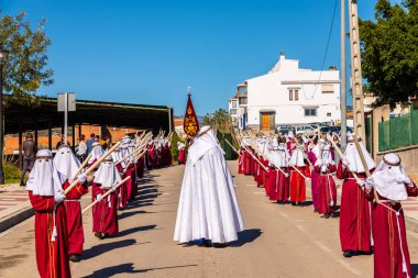 Velez Malaga, İspanya - 27 Mart 2018 insanlar geçit töreninde kutsal hafta İspanyol bir şehirde, Paskalya katılan