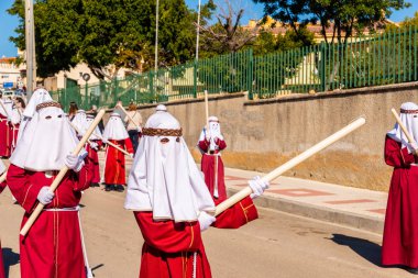 Velez Malaga, İspanya - 27 Mart 2018 insanlar geçit töreninde kutsal hafta İspanyol bir şehirde, Paskalya katılan