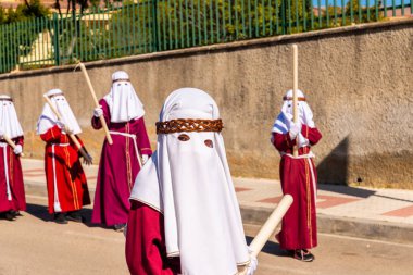 Velez Malaga, İspanya - 27 Mart 2018 insanlar geçit töreninde kutsal hafta İspanyol bir şehirde, Paskalya katılan