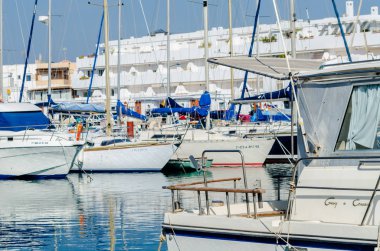 Cabo De Palos, İspanya - 8 Şubat 2019 A güzel marina lüks yatların ve Cartagena turistik sahil kasabası motorlu tekneler