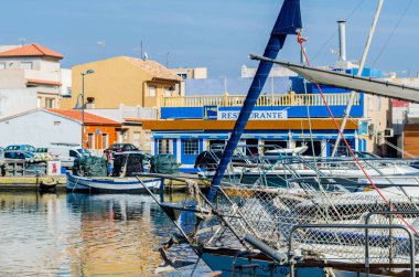 Cabo De Palos, İspanya - 8 Şubat 2019 A güzel marina lüks yatların ve Cartagena turistik sahil kasabası motorlu tekneler