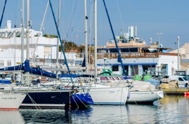 Cabo De Palos, İspanya - 8 Şubat 2019 A güzel marina lüks yatların ve Cartagena turistik sahil kasabası motorlu tekneler