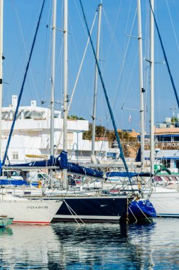 Cabo De Palos, İspanya - 8 Şubat 2019 A güzel marina lüks yatların ve Cartagena turistik sahil kasabası motorlu tekneler