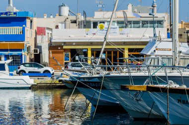 Cabo De Palos, İspanya - 8 Şubat 2019 A güzel marina lüks yatların ve Cartagena turistik sahil kasabası motorlu tekneler
