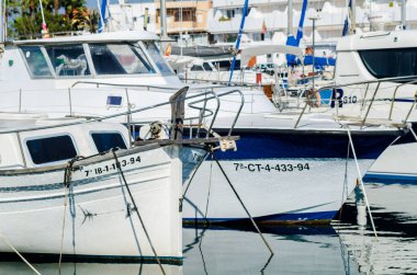 Cabo De Palos, İspanya - 8 Şubat 2019 A güzel marina lüks yatların ve Cartagena turistik sahil kasabası motorlu tekneler