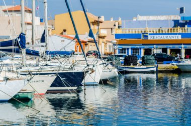 Cabo De Palos, İspanya - 8 Şubat 2019 A güzel marina lüks yatların ve Cartagena turistik sahil kasabası motorlu tekneler